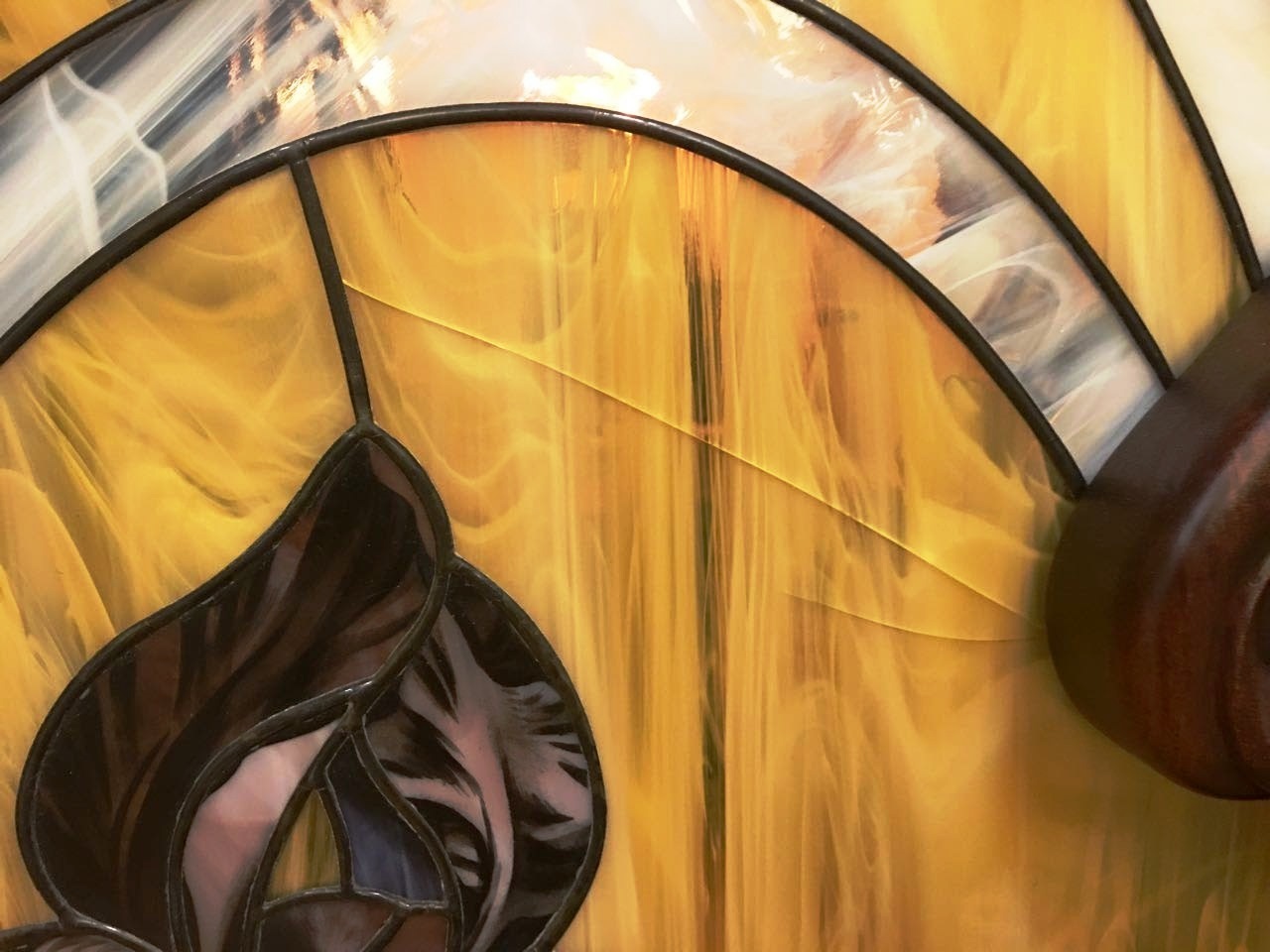 1. Витраж Тиффани установлен в дверь из массива 