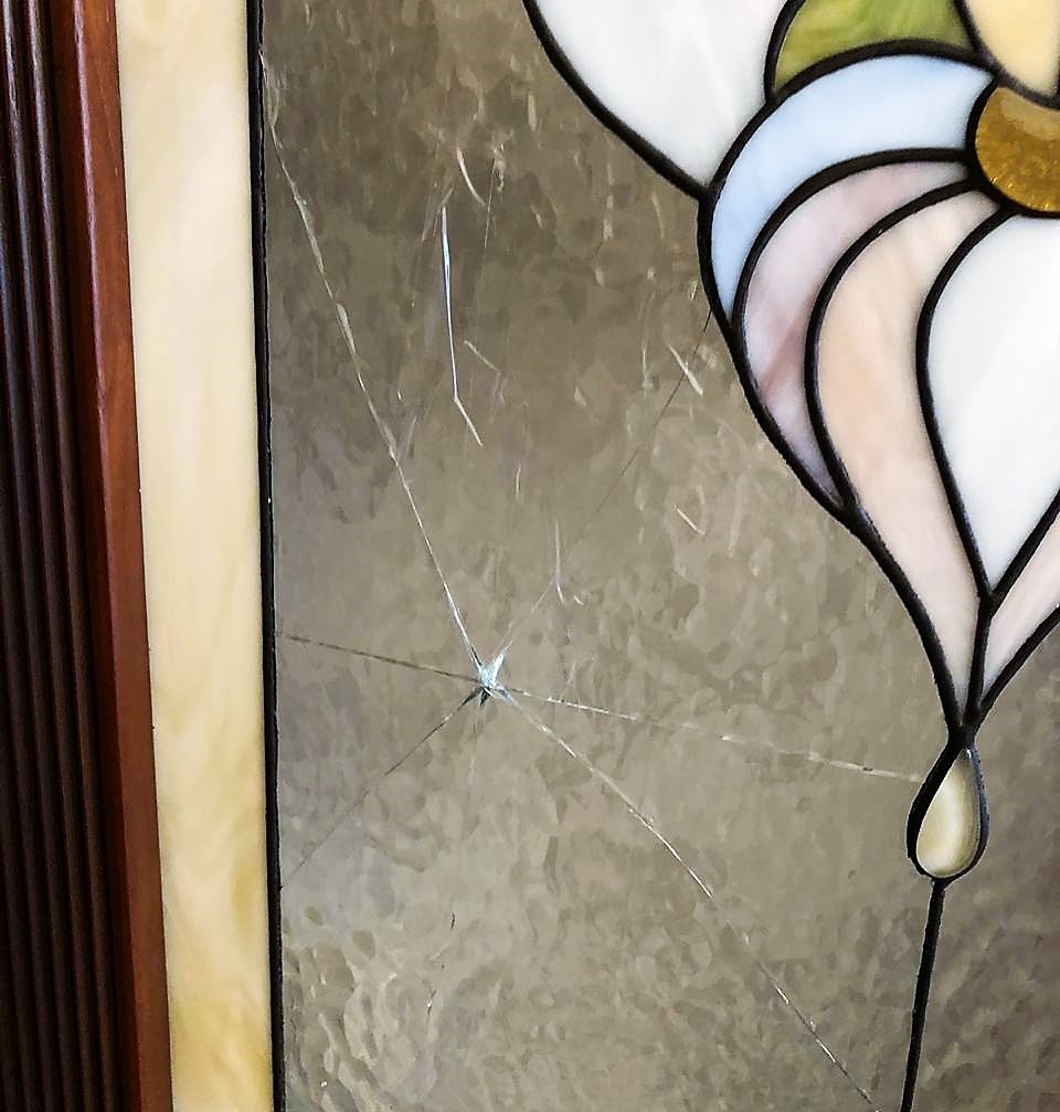 1. Витраж Тиффани установлен в раздвижную дверь 