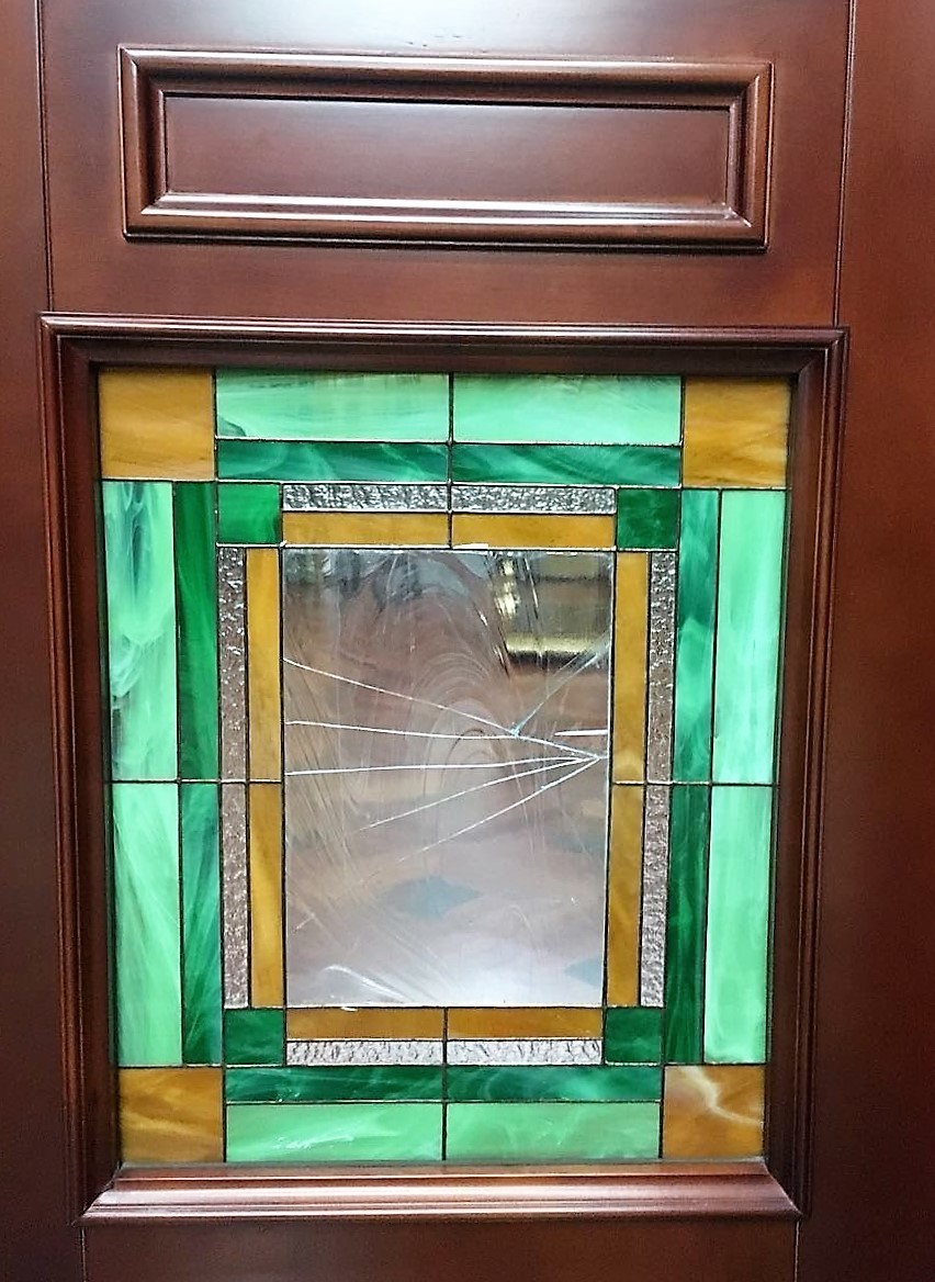 1. Витраж Тиффани установлен в дверь из массива 