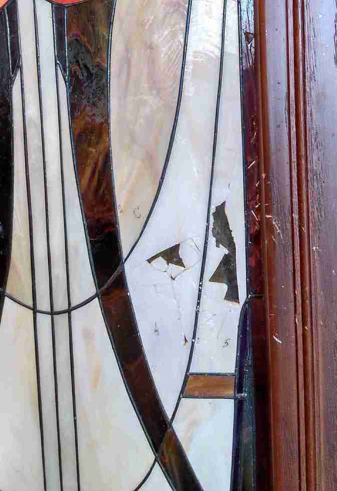 1. В витраже "тиффани" разбито больше 10 элементов