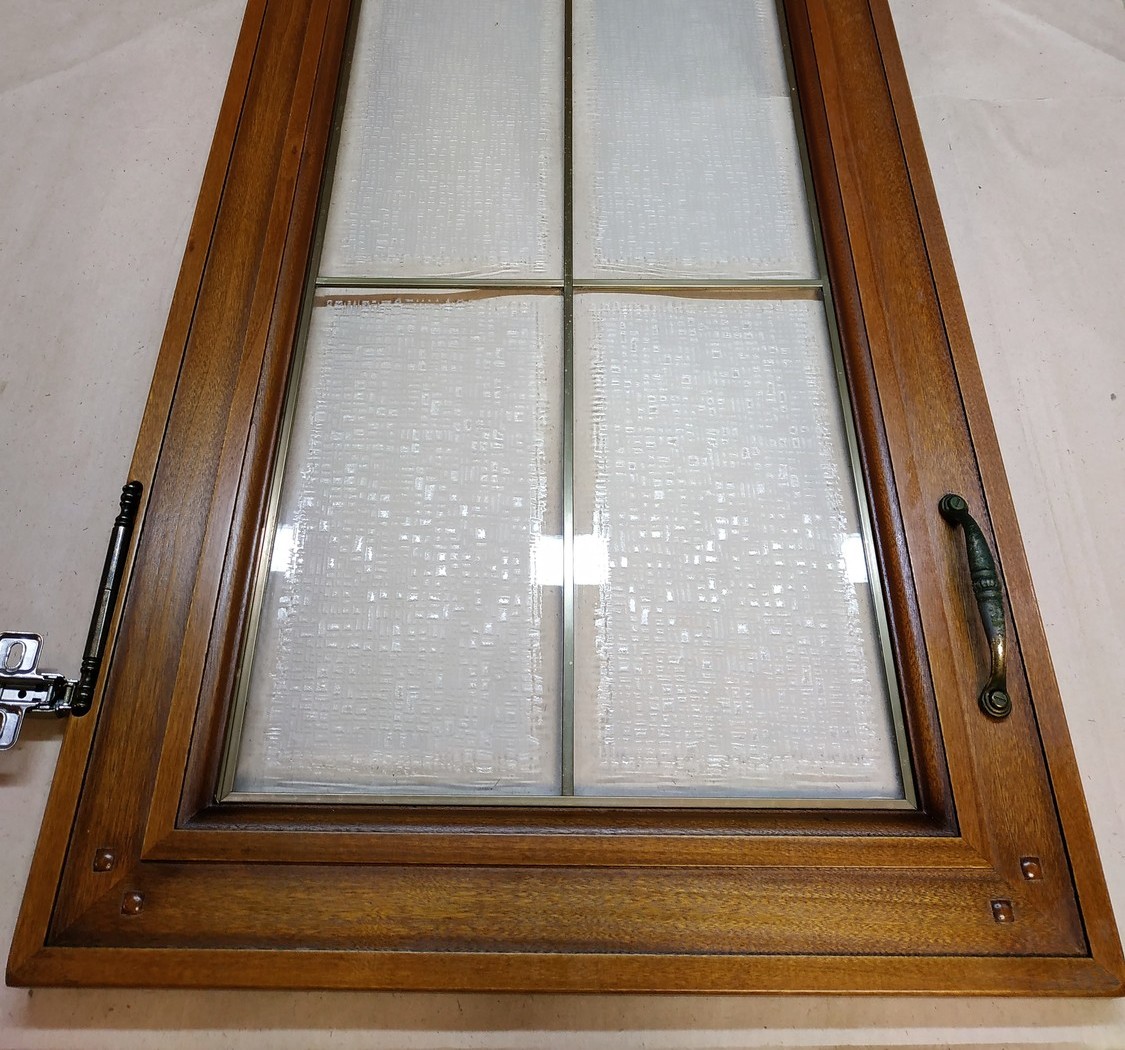 3. Витраж установлен обратно в дверцу