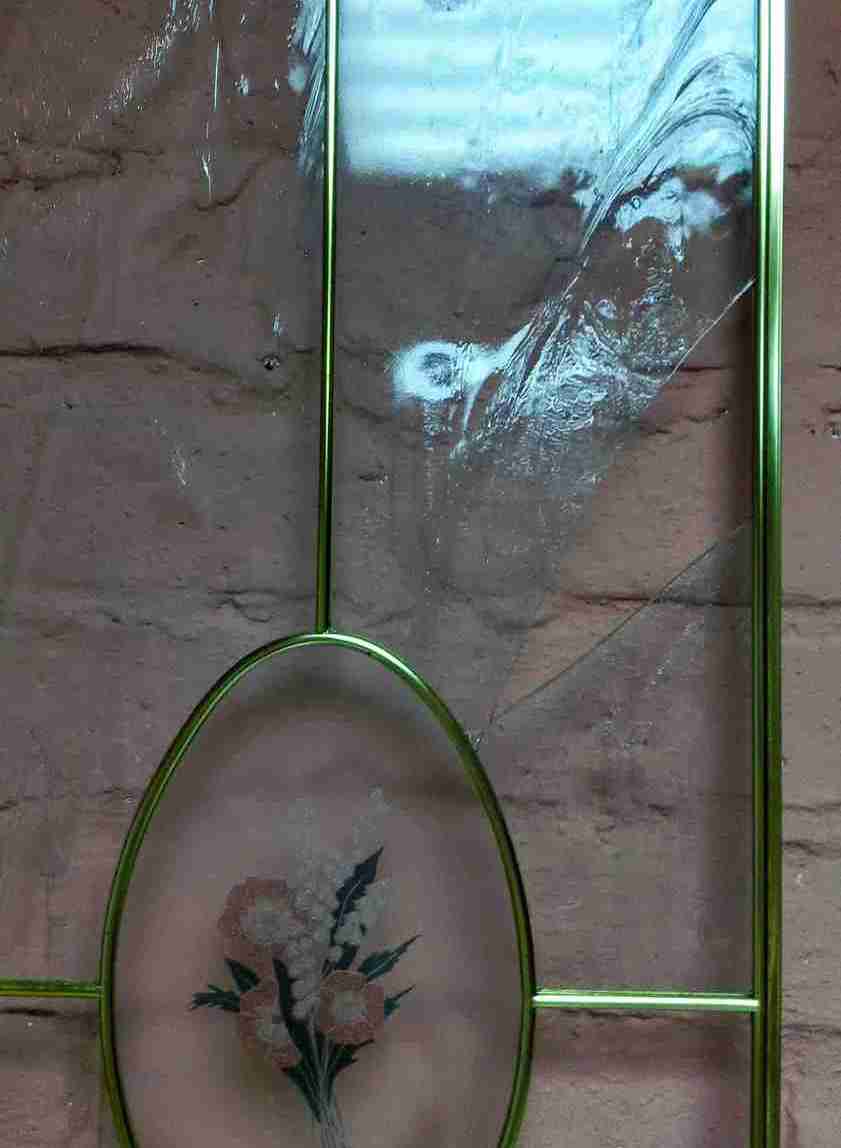 1. На фотографии мы видим разбитый витраж