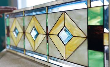 Витраж с фацетными элементами.
