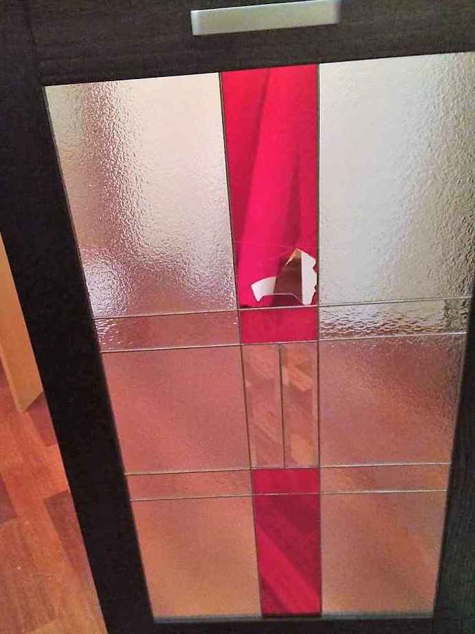 1. Витраж Тиффани установлен в дверь кухонного шкафа 