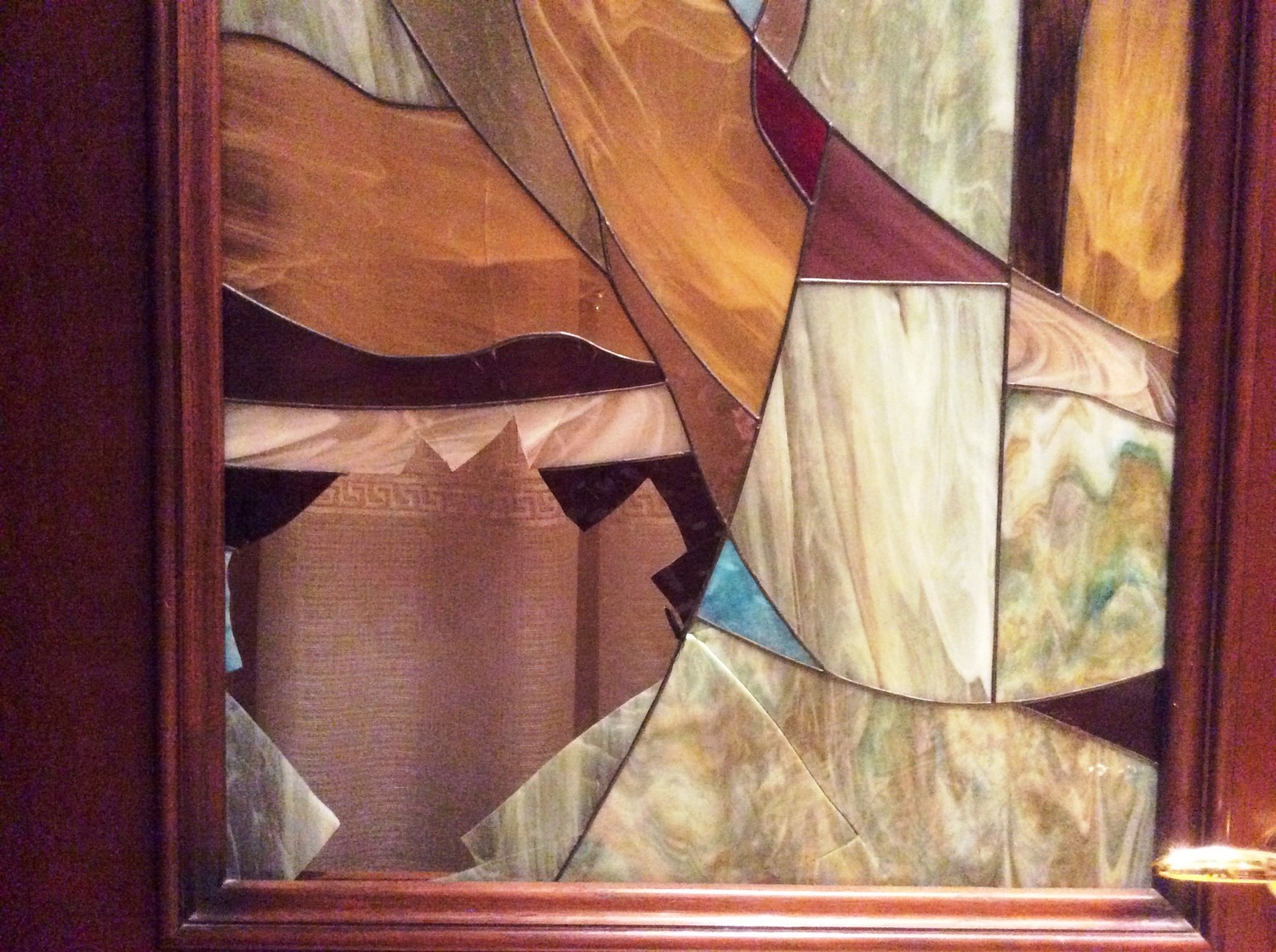 1. витраж тиффани установлен в распашной двери