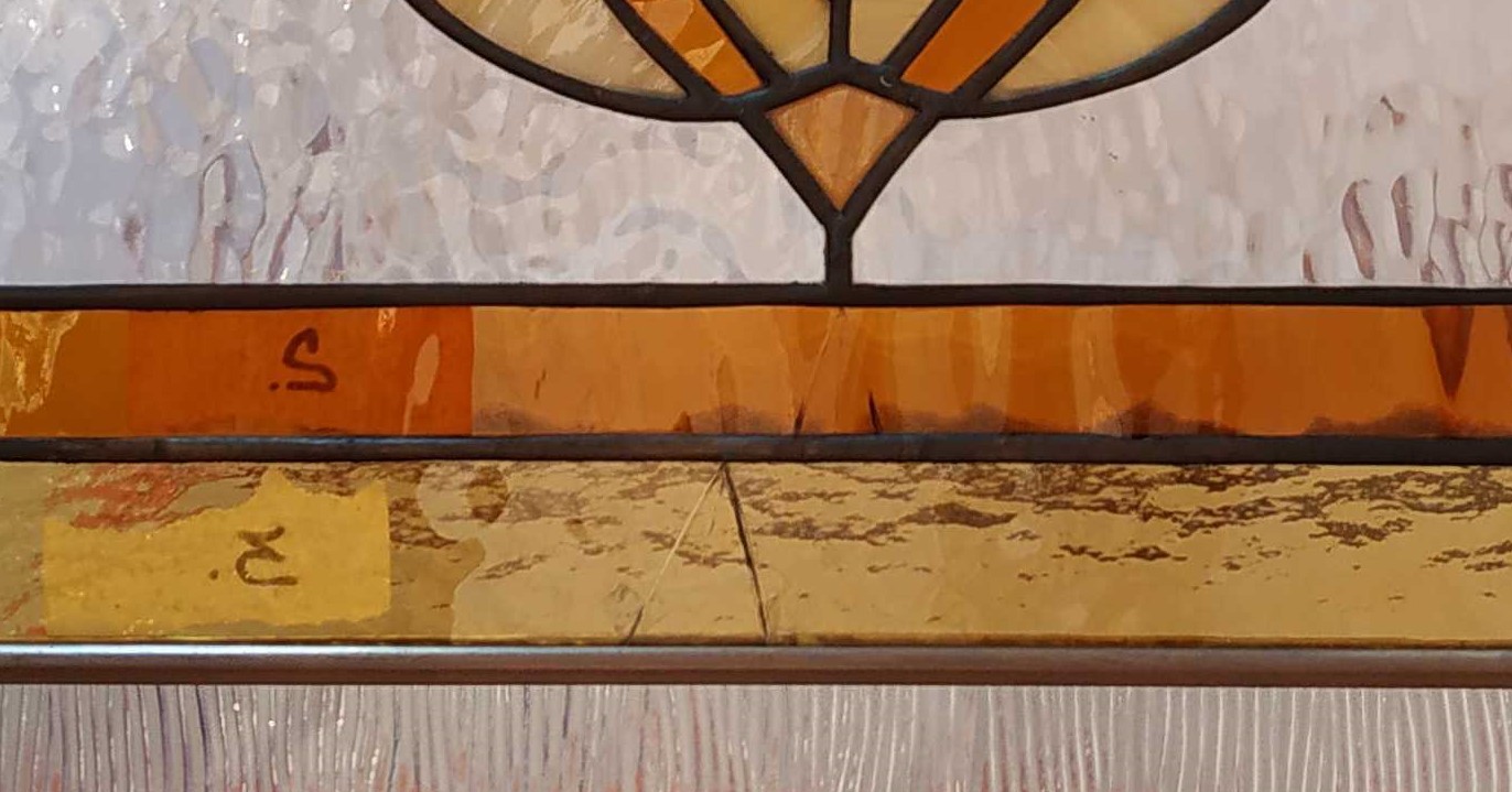 1. Витраж Тиффани установлен в распашную дверь 