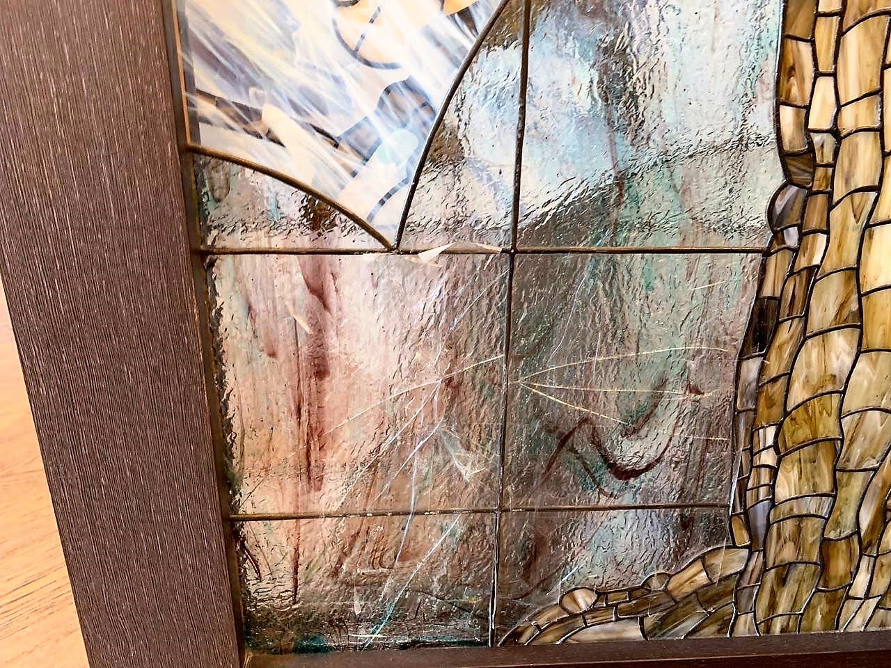 2. на фотографии разбитое стекло