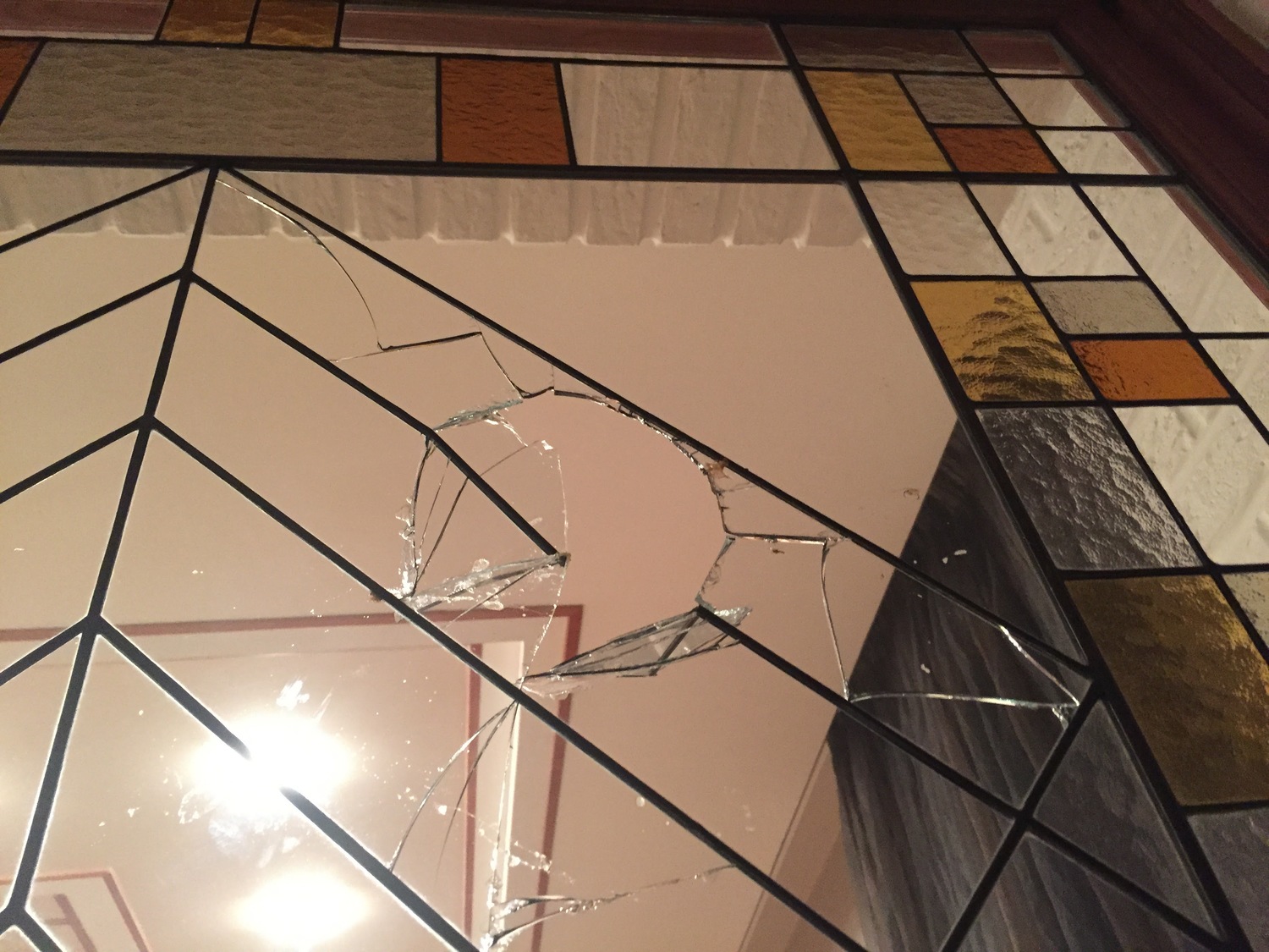 1. Разбитый витраж