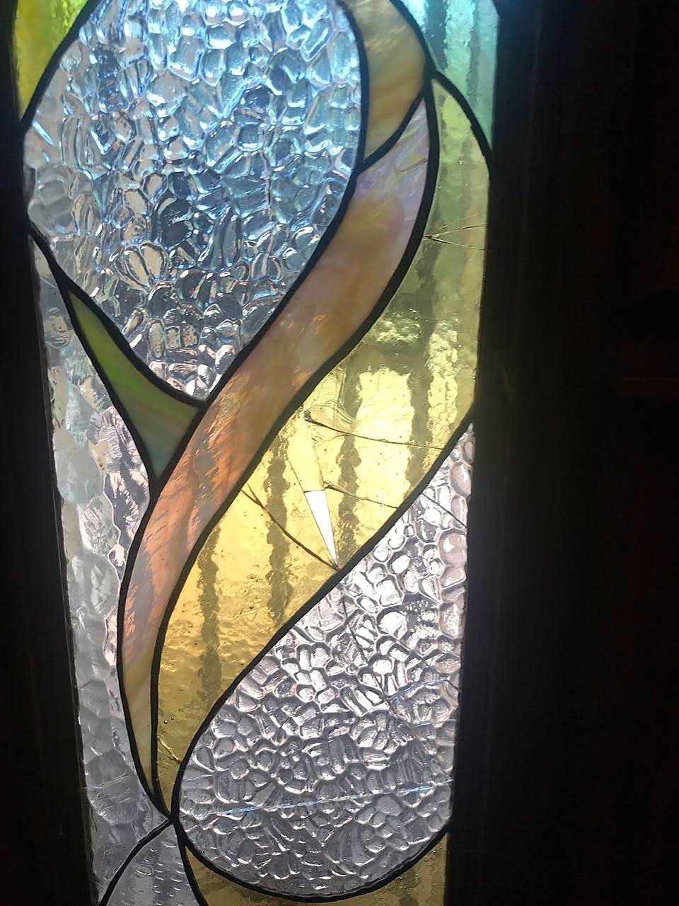 3. В витраже несколько разбитых элеметов