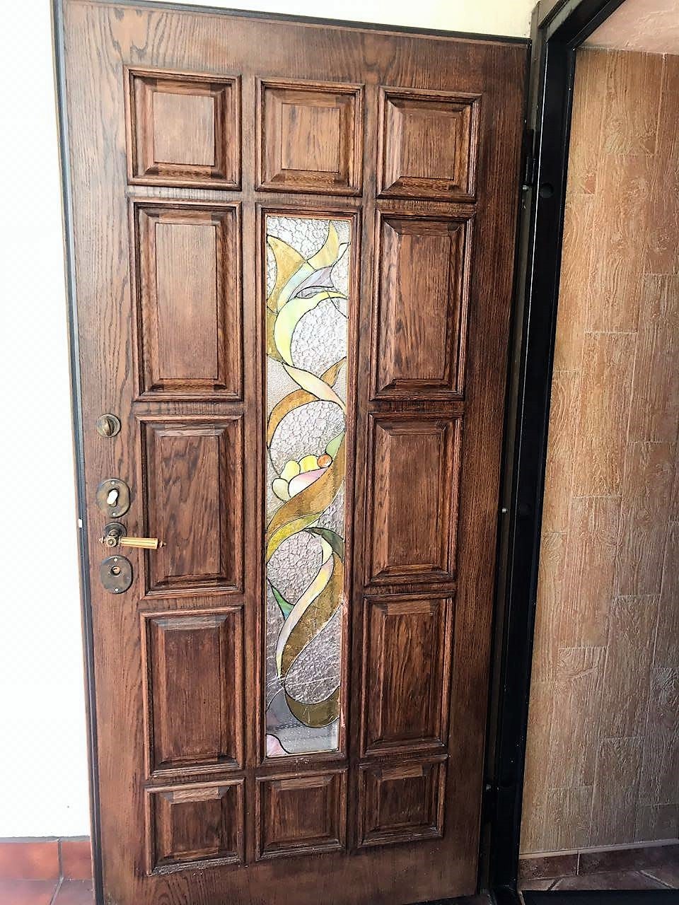 1. Витраж Тиффани установлен во входной двери 