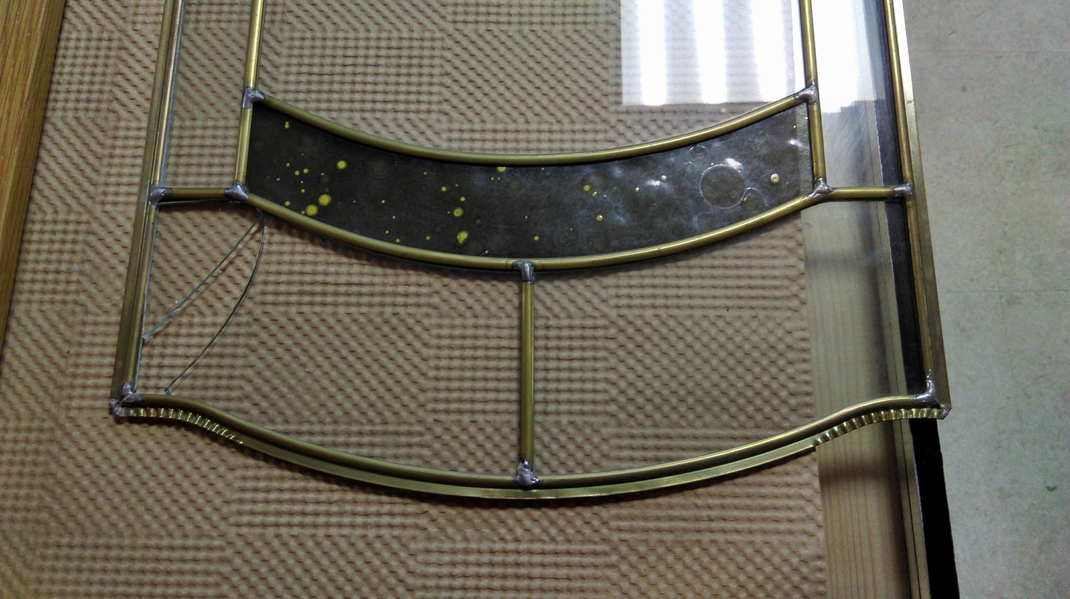 2. Витраж демонтирован из дверцы