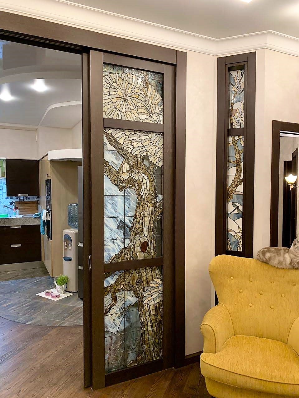 1. Витраж Тиффани установлен в раздвижные двери 