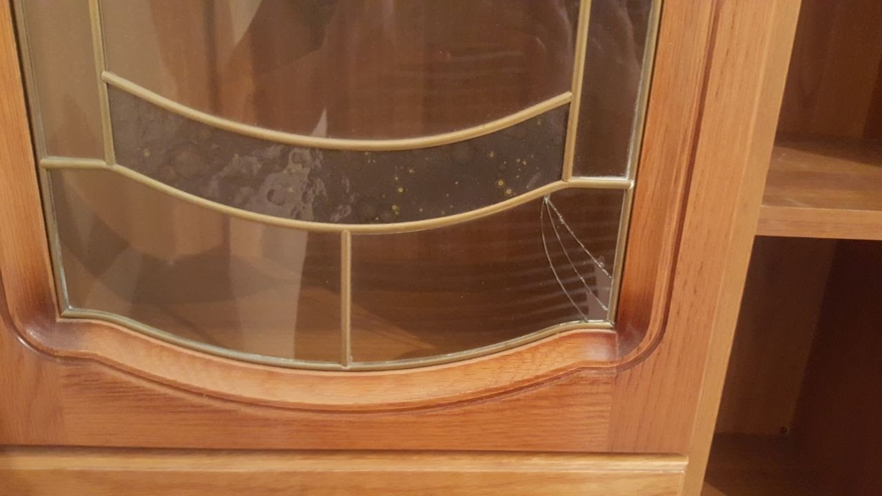 1. Витраж установлен в дверцу шкафа 