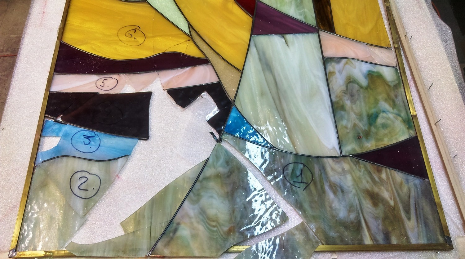 2. Разбито 7 элементов (стекол)