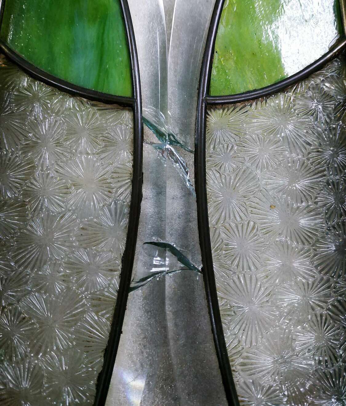 1. Витраж установлен в дверцу шкафчика 