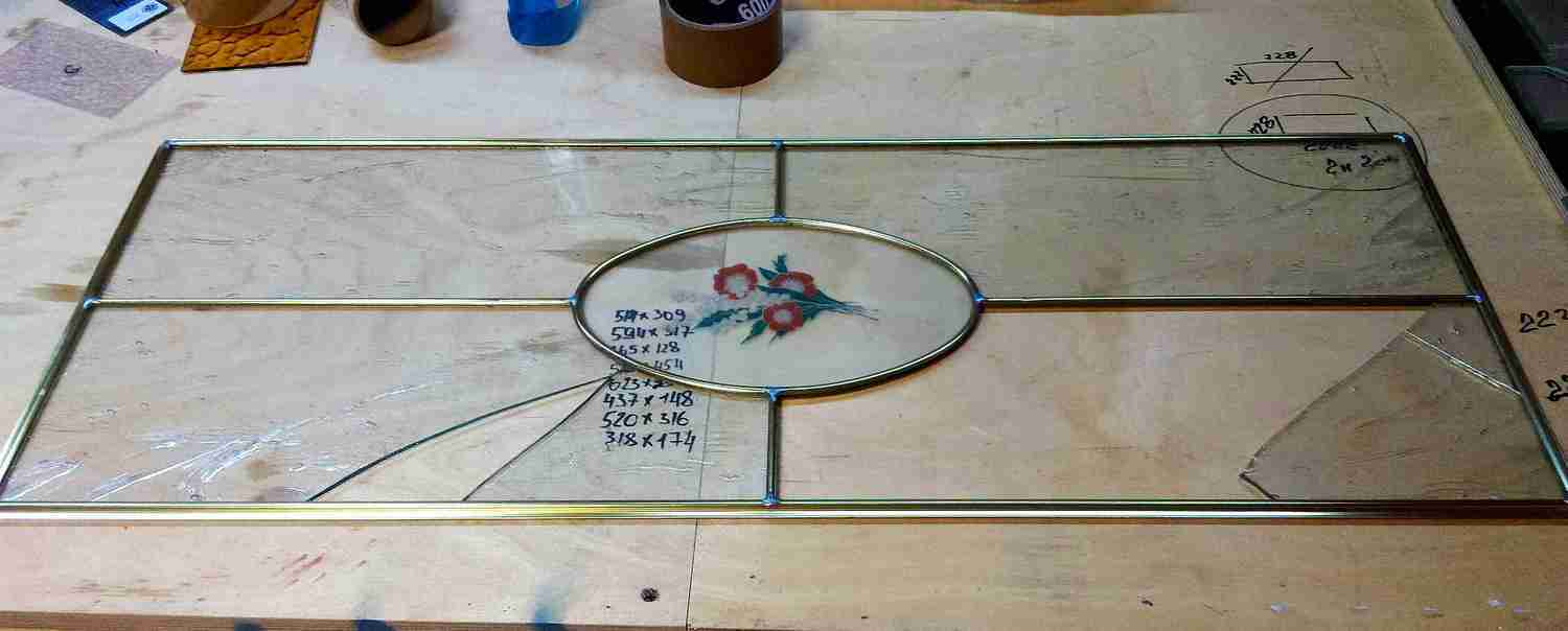 2. Разбито два элемента витража